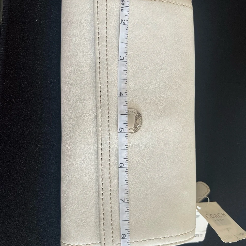 Vintage Coach White Leather Wallet Sophisticated Design Y2K - Picture 15 of 16